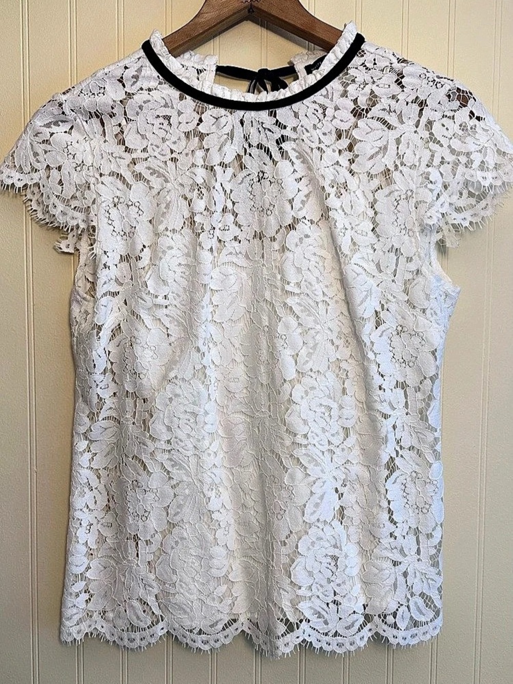White House Black Market Floral Lace Blouse in White/cream Size Small Like New